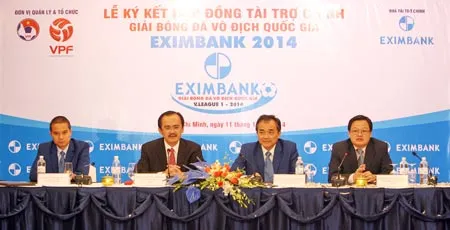 Chủ tọa trong buổi lễ ký kết tài trợ (từ trái sang): Ông Nguyễn Quốc Hương - Tổng Giám đốc Eximbank; ông Võ Quốc Thắng - Chủ tịch HĐQT VPF; ông Hà Thanh Hùng - Phó Chủ tịch HĐQT Eximbank và ông Phạm Phú Hòa - Phó Tổng Giám đốc VPF. Ảnh: Hoàng Hùng Chủ tọa trong buổi lễ ký kết tài trợ (từ trái sang): Ông Nguyễn Quốc Hương - Tổng Giám đốc Eximbank; ông Võ Quốc Thắng - Chủ tịch HĐQT VPF; ông Hà Thanh Hùng - Phó Chủ tịch HĐQT Eximbank và ông Phạm Phú Hòa - Phó Tổng Giám đốc VPF. Ảnh: Hoàng Hùng