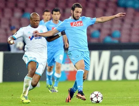 Năng lực ghi bàn của Gonzalo Higuain (phải) sẽ giúp Napoli hy vọng bù đắp điểm yếu phòng ngự. Năng lực ghi bàn của Gonzalo Higuain (phải) sẽ giúp Napoli hy vọng bù đắp điểm yếu phòng ngự.