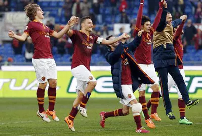 Các cầu thủ AS Roma vui mừng sau chiến thắng trước Genoa. Các cầu thủ AS Roma vui mừng sau chiến thắng trước Genoa.