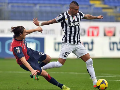 Tiền vệ Arturo Vidal (phải, Juventus) vượt qua hậu vệ Cagliari. Tiền vệ Arturo Vidal (phải, Juventus) vượt qua hậu vệ Cagliari.