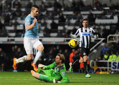 Tiền đạo Alvaro Negredo ghi bàn vào lưới Tim Krul, ấn định chiến thắng 2 - 0 cho Man.City.