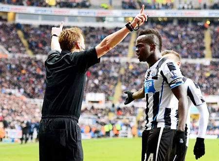Trọng tài từ chối bàn thắng của Tiote Trọng tài từ chối bàn thắng của Tiote