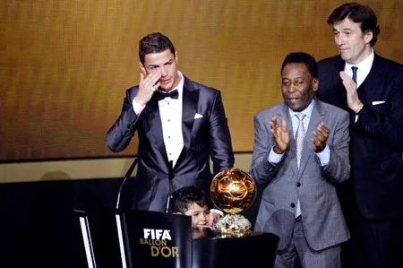 Ronaldo khóc trên bục nhận giải