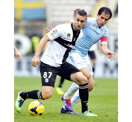 Aleandro Rosi (trái, Parma) kiểm soát bóng trước Ledesma (Lazio). Aleandro Rosi (trái, Parma) kiểm soát bóng trước Ledesma (Lazio).