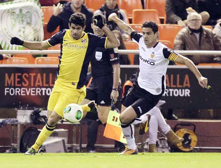 Diego Costa (trái, Atletico) đang thể hiện một hình ảnh hoàn toàn khác trong năm mới 2014. Diego Costa (trái, Atletico) đang thể hiện một hình ảnh hoàn toàn khác trong năm mới 2014.