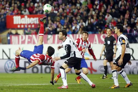 Tiền đạo Diego Costa (trái, Atletico Madrid) tung cú dứt điểm trước cầu môn Valencia. Ảnh: Reuters. Tiền đạo Diego Costa (trái, Atletico Madrid) tung cú dứt điểm trước cầu môn Valencia. Ảnh: Reuters.