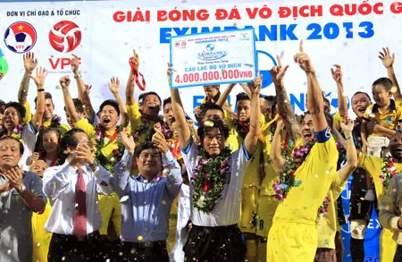 Nhà vô địch mùa giải 2013 - Hà Nội T&T chỉ được nhận số tiền thưởng 4 tỷ. Ảnh: Quang Minh Nhà vô địch mùa giải 2013 - Hà Nội T&T chỉ được nhận số tiền thưởng 4 tỷ. Ảnh: Quang Minh