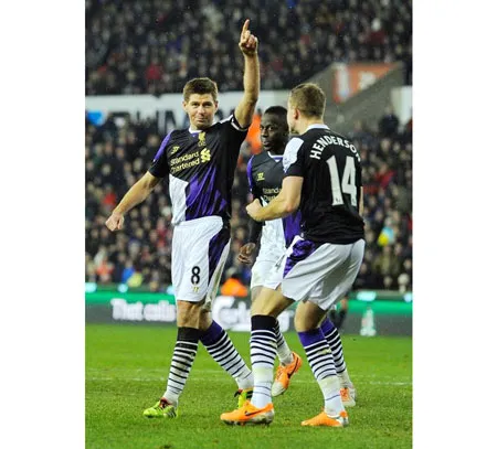 Tiền vệ Steven Gerrard (trái) mừng bàn thắng vào lưới Stoke City. Tiền vệ Steven Gerrard (trái) mừng bàn thắng vào lưới Stoke City.