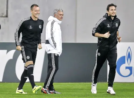 Jose Mourinho cùng bộ đôi “công thần” John Terry (trái) và Frank Lampard trên sân tập. Jose Mourinho cùng bộ đôi “công thần” John Terry (trái) và Frank Lampard trên sân tập.