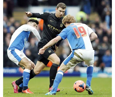 Edin Dzeko (Man.City) kiểm soát bóng trước hàng phòng ngự Blackburn. Edin Dzeko (Man.City) kiểm soát bóng trước hàng phòng ngự Blackburn.