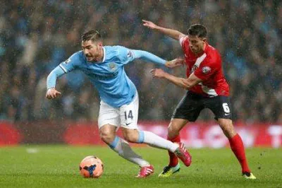 Francisco Javi Garcia (trái, Man.City) vượt qua Jason Lowe của Blackburn Rovers. Francisco Javi Garcia (trái, Man.City) vượt qua Jason Lowe của Blackburn Rovers.