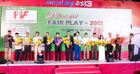 BTC vinh danh những thành viên có đóng góp cho giải thưởng Fair-Play 2013. Ảnh: Hoàng Hùng BTC vinh danh những thành viên có đóng góp cho giải thưởng Fair-Play 2013. Ảnh: Hoàng Hùng