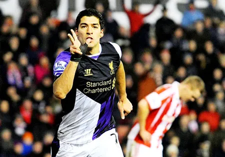 Luis Suarez ăn mừng pha lập công thứ 2 ở trận thắng Stoke City 5-3.