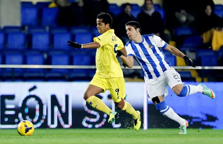Giovani dos Santos (trái, Villarreal) đi bóng trong trận thắng Sociedad. Giovani dos Santos (trái, Villarreal) đi bóng trong trận thắng Sociedad.