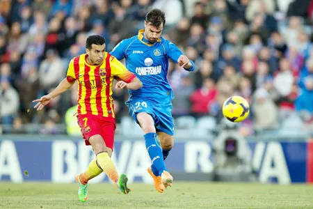 Pedro (trái, Barcelona) dứt điểm trước hàng phòng ngự Getafe ở lượt đi. Pedro (trái, Barcelona) dứt điểm trước hàng phòng ngự Getafe ở lượt đi.