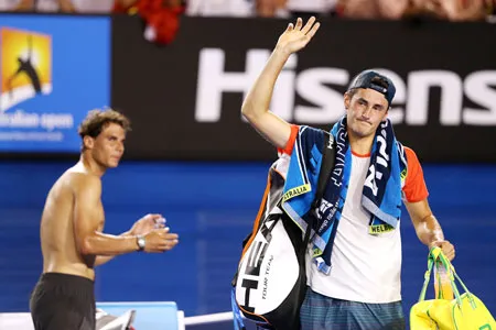 Bernard Tomic thất vọng chào khán giả. Bernard Tomic thất vọng chào khán giả.