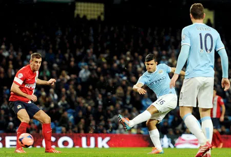 Vừa trở lại sau chấn thương, Sergio Aguero (giữa) đã ngay lập tức lập công cho Man.City. Vừa trở lại sau chấn thương, Sergio Aguero (giữa) đã ngay lập tức lập công cho Man.City.