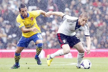 Fulham (phải) khó lòng đứng vững trước sức mạnh tấn công của Arsenal. Fulham (phải) khó lòng đứng vững trước sức mạnh tấn công của Arsenal.