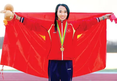 Phạm Thị Bình hạnh phúc trên bục nhận HCV tại SEA Games 27. Ảnh: DŨNG PHƯƠNG Phạm Thị Bình hạnh phúc trên bục nhận HCV tại SEA Games 27. Ảnh: DŨNG PHƯƠNG