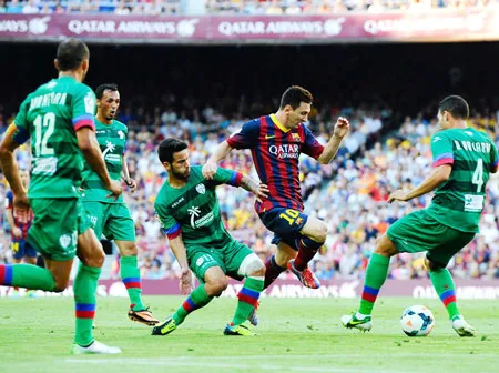 Lionel Messi “nhảy múa” giữa hàng phòng ngự Levante.