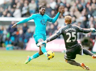 Tiền đạo Emmanuel Adebayor (trái) trong pha đối mặt với thủ môn Gerhard Tremmel của Swansea. Tiền đạo Emmanuel Adebayor (trái) trong pha đối mặt với thủ môn Gerhard Tremmel của Swansea.