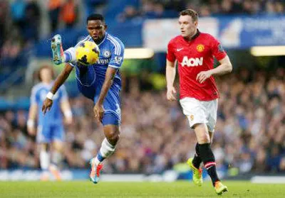 Tiền đạo Samuel Eto'o khống chế bóng trước Phil Jones của Man.United. Tiền đạo Samuel Eto'o khống chế bóng trước Phil Jones của Man.United.