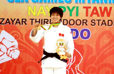 Võ sĩ Văn Ngọc Tú với chiếc HCV tại SEA Games 27 vừa qua. Ảnh: Nhật Anh Võ sĩ Văn Ngọc Tú với chiếc HCV tại SEA Games 27 vừa qua. Ảnh: Nhật Anh