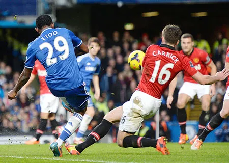Bàn thua đầu tiên của Man.United: Cú sút của Eto’o trúng chân Michael Carrick nên đổi hướng bay trước khi vào lưới. Bàn thua đầu tiên của Man.United: Cú sút của Eto’o trúng chân Michael Carrick nên đổi hướng bay trước khi vào lưới.