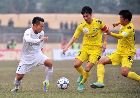 Công Vinh (9) cùng đồng đội có chiến thắng đậm 6-1 trước QNK Quảng Nam. Ảnh: Minh Hoàng Công Vinh (9) cùng đồng đội có chiến thắng đậm 6-1 trước QNK Quảng Nam. Ảnh: Minh Hoàng