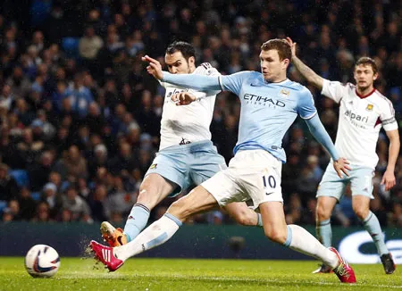 Edin Dzeko (phải, Man.City) trong một pha ghi bàn vào lưới West Ham ở lượt đi. Edin Dzeko (phải, Man.City) trong một pha ghi bàn vào lưới West Ham ở lượt đi.
