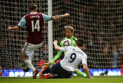 Tiền đạo Alvaro Negredo (số 9, Man.City) trong pha đối mặt với thủ môn Jussi Jaaskelainen của West Ham. Tiền đạo Alvaro Negredo (số 9, Man.City) trong pha đối mặt với thủ môn Jussi Jaaskelainen của West Ham.