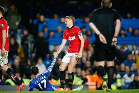 Trận Chelsea - Man.United 3-1: Dù Vidic đã lập tức đỡ Hazard dậy, trọng tài vẫn cương quyết rút thẻ đỏ. Trận Chelsea - Man.United 3-1: Dù Vidic đã lập tức đỡ Hazard dậy, trọng tài vẫn cương quyết rút thẻ đỏ.