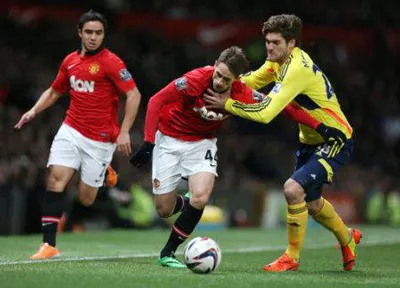 Tiền vệ Adnan Januzaj (số 44, Man.United) nỗ lực vượt qua Marcus Alonso của Sunderland. Tiền vệ Adnan Januzaj (số 44, Man.United) nỗ lực vượt qua Marcus Alonso của Sunderland.