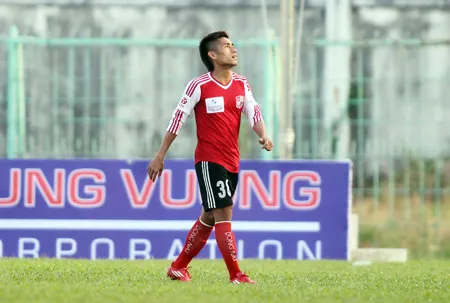 Tiền vệ Đức Thắng nhận thẻ đỏ sau pha vào bóng thô bạo với cầu thủ HV An Giang. Ảnh: Dũng Phương Tiền vệ Đức Thắng nhận thẻ đỏ sau pha vào bóng thô bạo với cầu thủ HV An Giang. Ảnh: Dũng Phương
