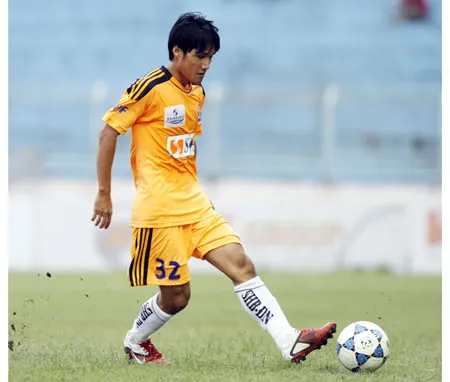 Trong 2 trận đầu của mùa bóng, tiền vệ Quốc Anh chưa thật sự để lại dấu ấn. Ảnh: Phi Hải