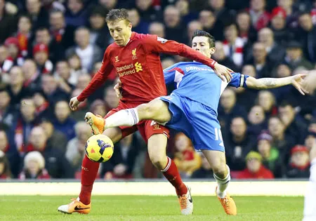 Lucas (trái) được mệnh danh là “máy quét” của Liverpool. Lucas (trái) được mệnh danh là “máy quét” của Liverpool.