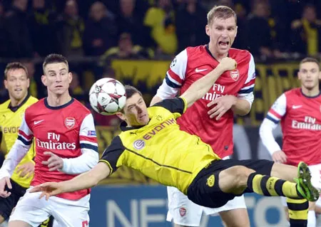 Laurent Koscielny (trái) và Per Mertesacker trong một pha phối hợp phòng ngự. Laurent Koscielny (trái) và Per Mertesacker trong một pha phối hợp phòng ngự.
