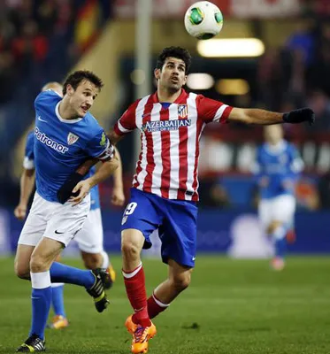 Tiền đạo Diego Costa (phải, Atletico Madrid) vượt qua hậu vệ Carlos Gurpegui của Athletic Bilbao.