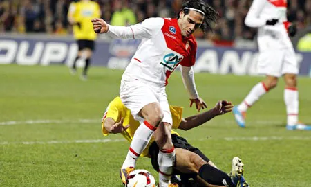 Cú truy cản khiến cho Falcao bị chấn thương nặng ở đầu gối chân trái. Cú truy cản khiến cho Falcao bị chấn thương nặng ở đầu gối chân trái.