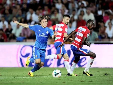 Luka Modric (trái, Real Madrid) tấn công trước hàng phòng ngự Granada. Luka Modric (trái, Real Madrid) tấn công trước hàng phòng ngự Granada.