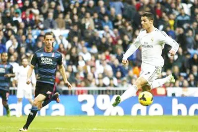 Tiền đạo Cristiano Ronaldo (phải, Real Madrid) khống chế bóng trước Alexandre Coeff của Granada. Ảnh: Reuters Tiền đạo Cristiano Ronaldo (phải, Real Madrid) khống chế bóng trước Alexandre Coeff của Granada. Ảnh: Reuters