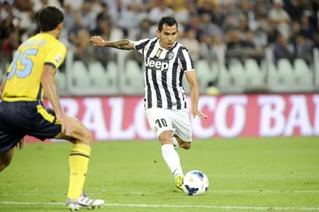 Tiền đạo Carlos Tevez (phải, Juventus) tung cú sút trước khung thành Lazio ở lượt đi. Tiền đạo Carlos Tevez (phải, Juventus) tung cú sút trước khung thành Lazio ở lượt đi.