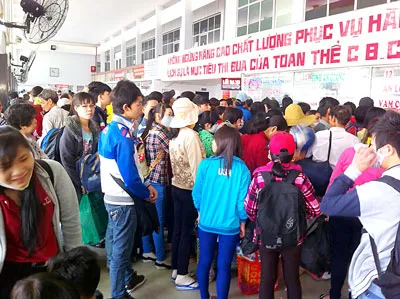 Chen chúc mua vé tại Bến xe miền Tây. Ảnh: QUỐC HÙNG Chen chúc mua vé tại Bến xe miền Tây. Ảnh: QUỐC HÙNG