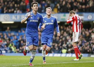 Tiền vệ Oscar (trái) - tác giả ghi bàn thắng vào lưới Stoke City, đưa Chelsea vào vòng 5 Cúp FA. Ảnh: Reuters. Tiền vệ Oscar (trái) - tác giả ghi bàn thắng vào lưới Stoke City, đưa Chelsea vào vòng 5 Cúp FA. Ảnh: Reuters.