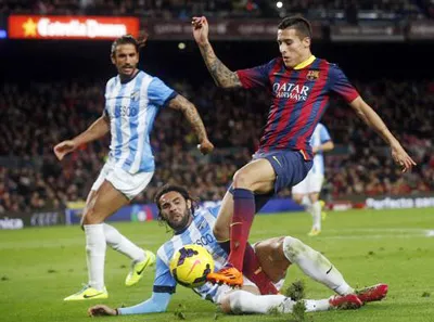 Sergio Sanchez (Malaga) nỗ lực truy cản tiền đạo Cristian Tello của Barcelona. Ảnh: Reuters. Sergio Sanchez (Malaga) nỗ lực truy cản tiền đạo Cristian Tello của Barcelona. Ảnh: Reuters.