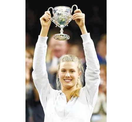 Eugenie Bouchard giành chiếc cúp vô địch trẻ Wimbledon. Eugenie Bouchard giành chiếc cúp vô địch trẻ Wimbledon.
