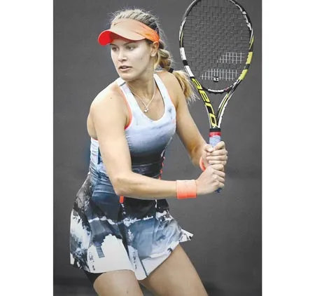 Eugenie Bouchard trong chiếc váy đấu kiểu của Maria Sharapova. Eugenie Bouchard trong chiếc váy đấu kiểu của Maria Sharapova.