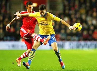 Pha truy cản quyết liệt của Jose Fonte (trái, Southampton) trước tiền đạo Olivier Giroud (Arsenal). Ảnh: Reuters. Pha truy cản quyết liệt của Jose Fonte (trái, Southampton) trước tiền đạo Olivier Giroud (Arsenal). Ảnh: Reuters.