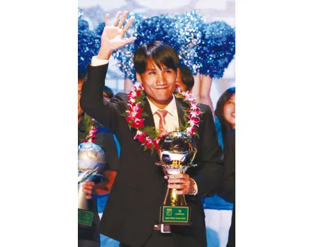 “Người con xứ Quảng” Huỳnh Quốc Anh: Quả bóng vàng Việt Nam 2012. Ảnh: Hoàng Hùng “Người con xứ Quảng” Huỳnh Quốc Anh: Quả bóng vàng Việt Nam 2012. Ảnh: Hoàng Hùng
