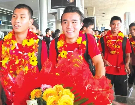 Người hâm mộ vui mừng đón U19 Việt Nam trở về sau chuyến thi đấu thành công tại Asian Cup. Ảnh: Minh Kiệt Người hâm mộ vui mừng đón U19 Việt Nam trở về sau chuyến thi đấu thành công tại Asian Cup. Ảnh: Minh Kiệt